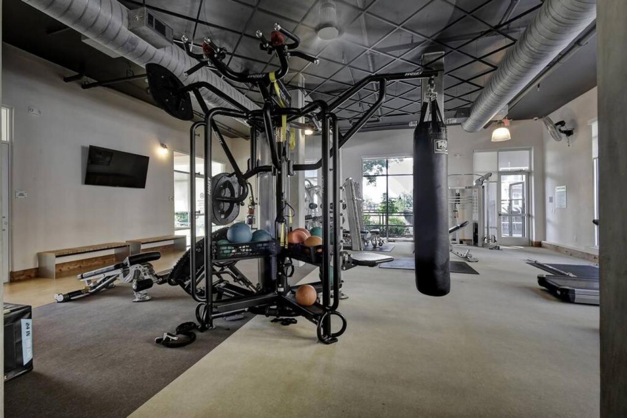 Vibrant Downtown Studio Wifi Pool Gym サンアントニオ エクステリア 写真